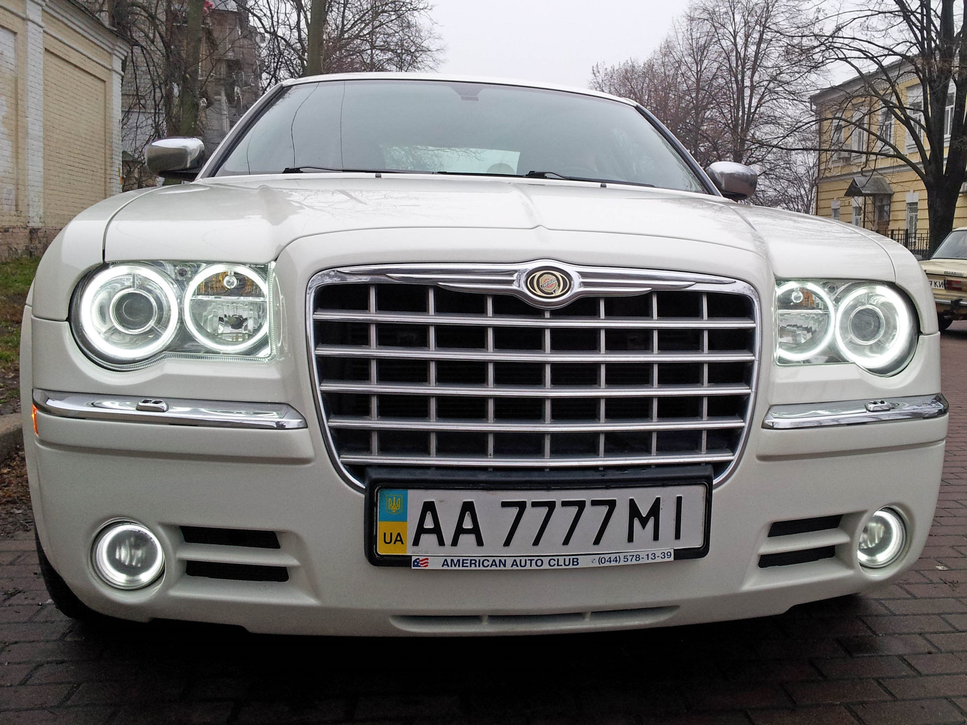 Оне фаре. Фара Chrysler 300c. Фары Крайслер 300с. Chrysler 300c ангельские глазки. Ангельские глазки Крайслер 300с.