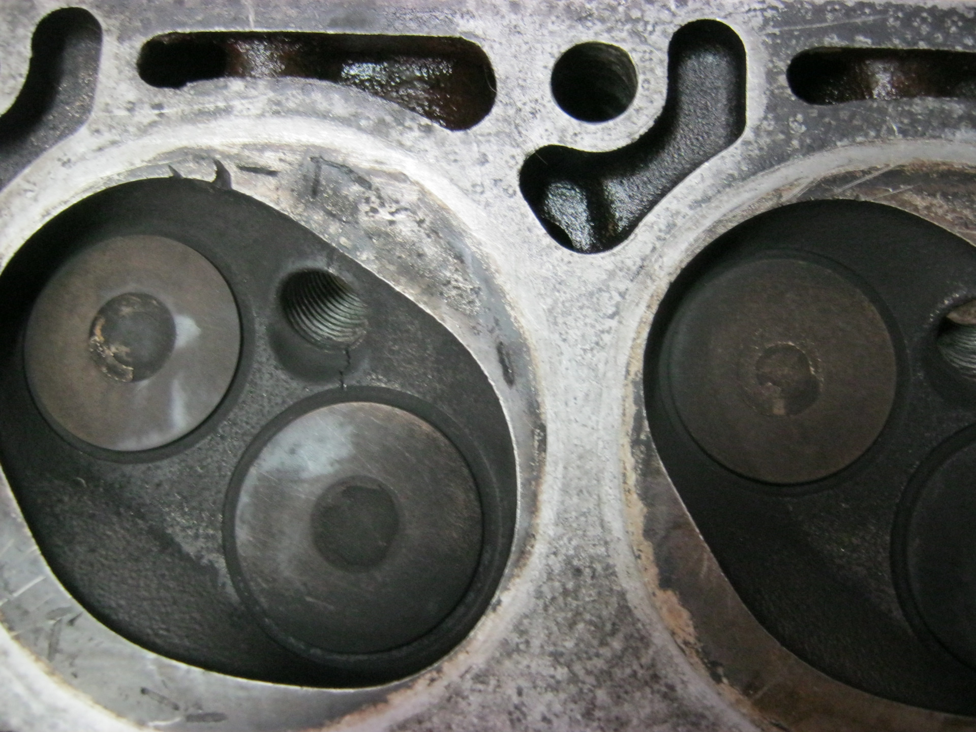 Трещина между клапанами. Opel 1,4 седло клапана. Седло клапана Опель. Трещина седло клапана 4n15.