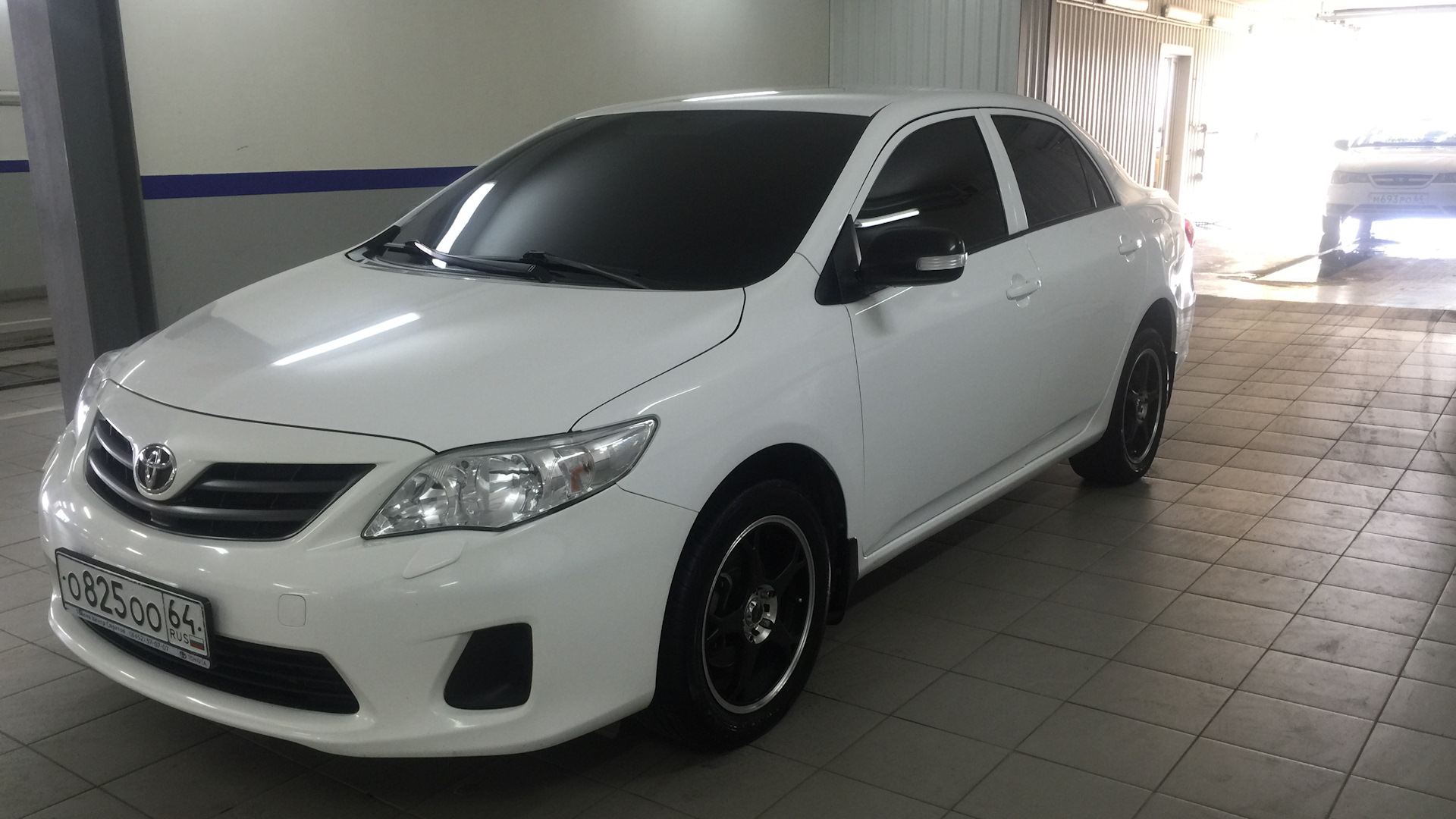 Тайота каролла 2012 в югорске. Toyota Corolla e150 Рестайлинг. Тойота Королла белая тонированная. Королла 150 Рестайлинг. Королла 2012 год белая тонировка.