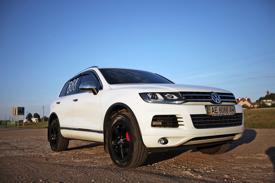 Volkswagen Touareg 2013 Tuning белый. Touareg r50 Black. Туарег NF белый. Touareg NF черные диски.