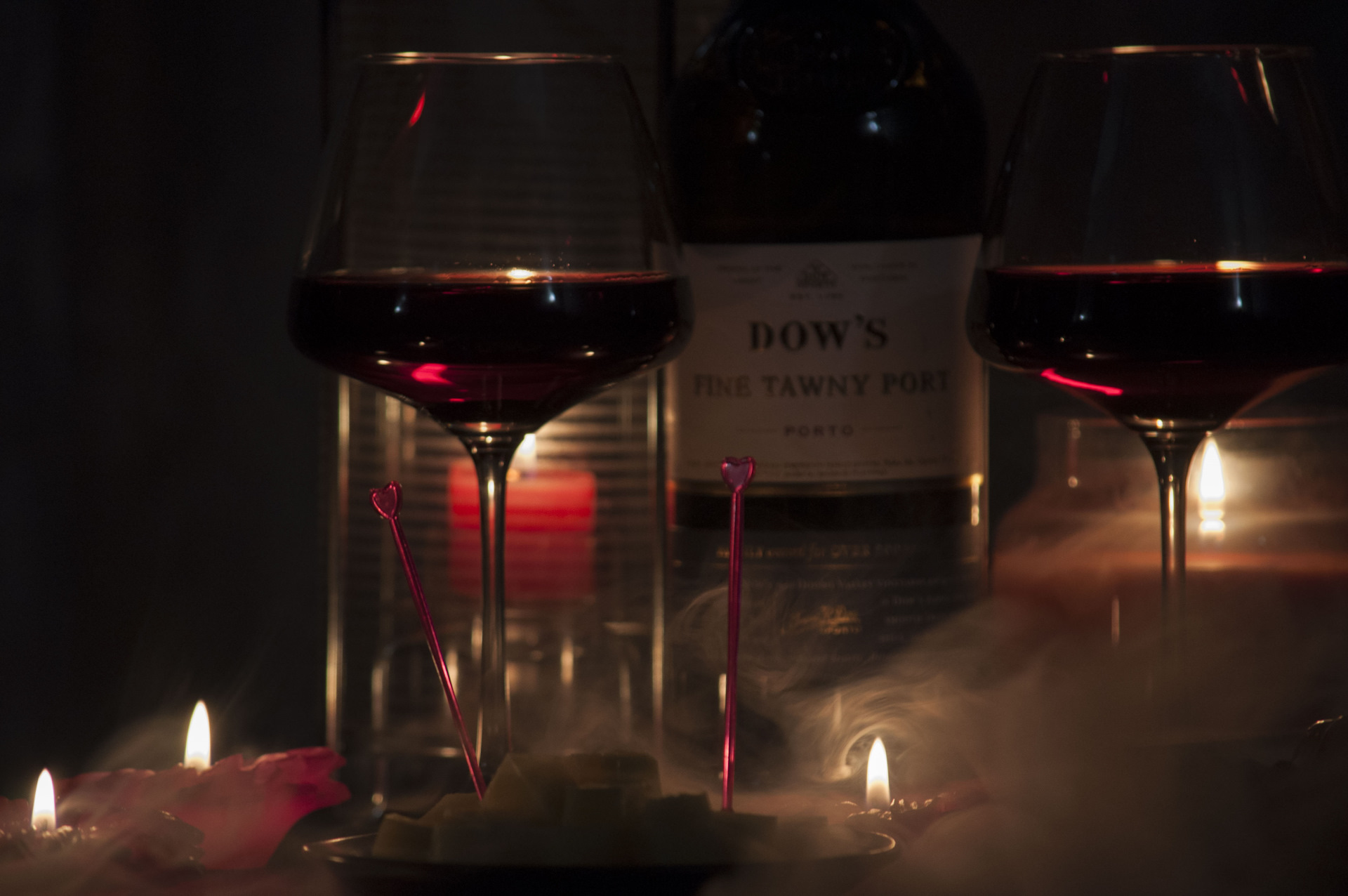 Свечи по вину автомобиля. Вино и свечи. Вино свечи ресторан. Ужин свечи вино. Вино свечи полумрак хрущевка.
