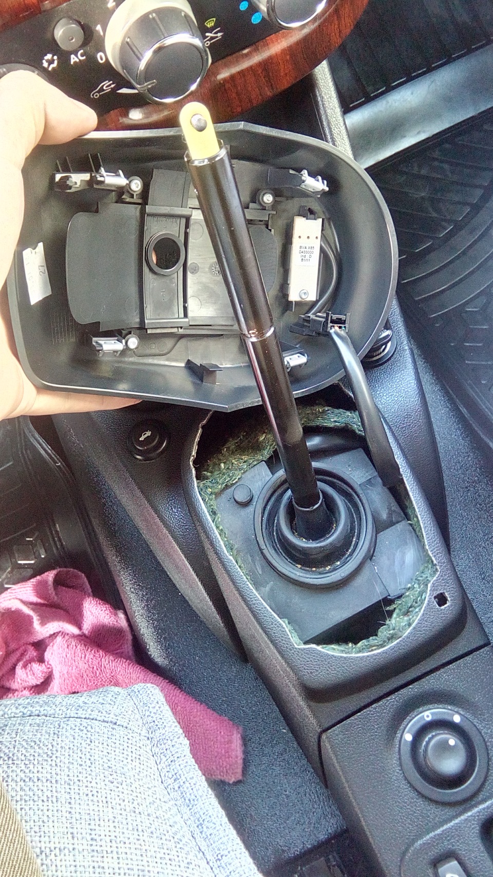 поддеваем накладку и она снимается легко с защелок — Renault Logan (1G)