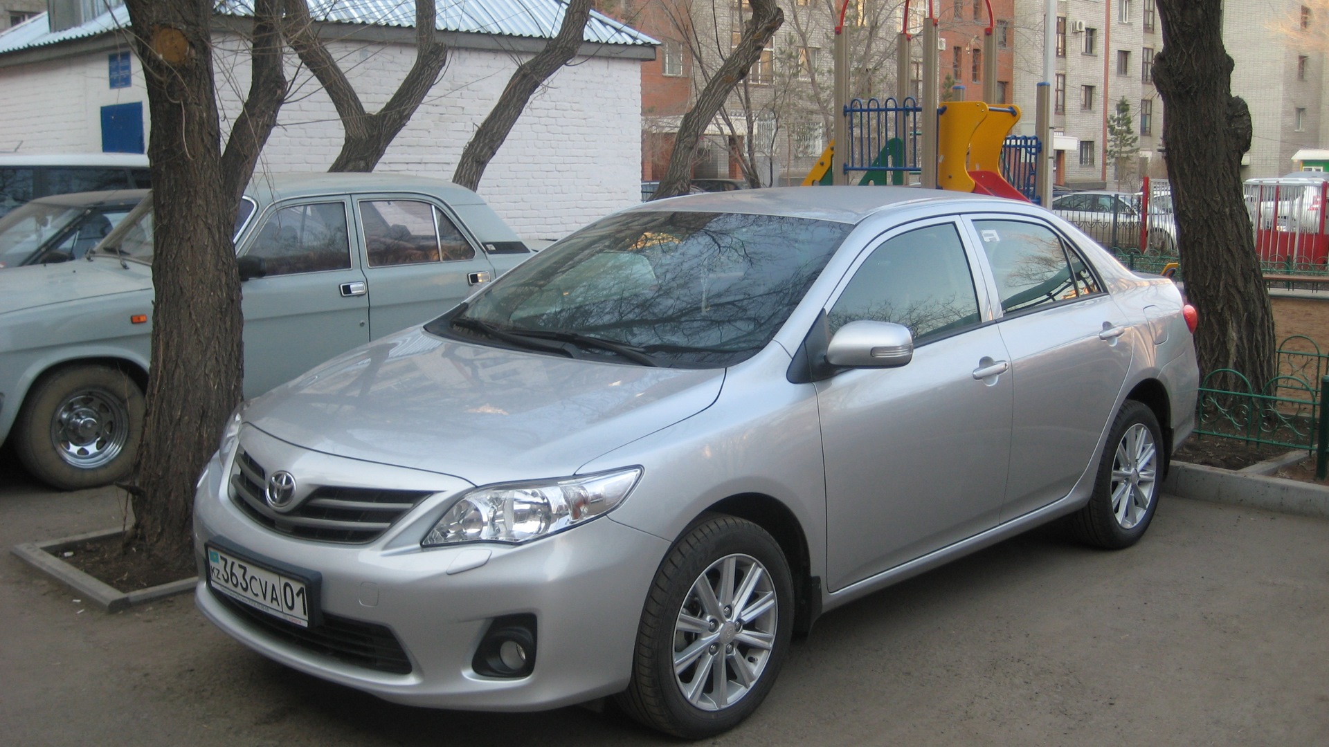 Тойота королла снять. Тойота Королла 150 серебристая. Toyota Corolla 2010 металлик. Королла 150 серебристая. Тойота серебристый металлик Королла 2022.