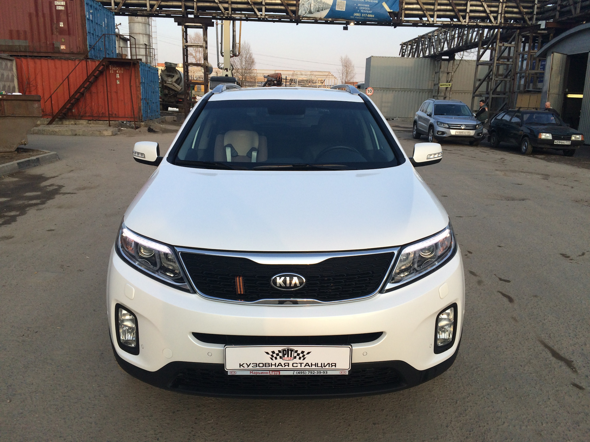 Kia Sorento — очередной парковочный столбик встал на пути у супруги  владельца данного автомобиля…)) — Pit-Stop Color на DRIVE2