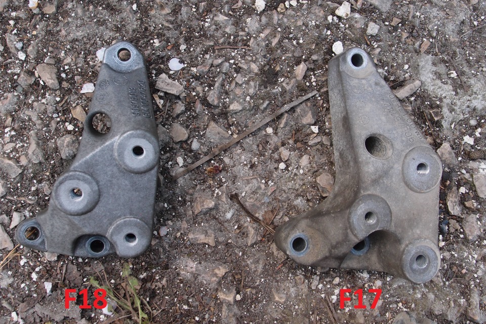 Кронштейн левой опоры. Отличается расположением отверстий, высотой. Понадобятся другие болты крепления к коробке, с F17 не подойдут они длиннее. — Opel Astra G
