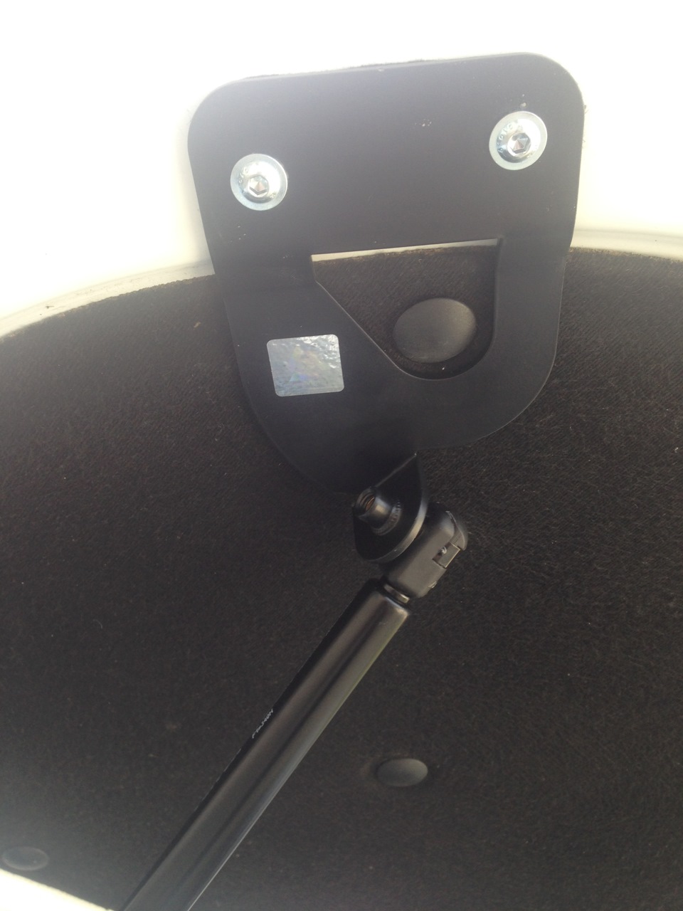 Упор капота — Lada Гранта (1G), 1,6 л, 2013 года | аксессуары | DRIVE2