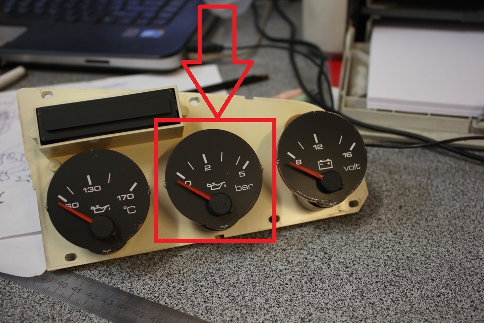 Зашкаливает стрелка давления масла ауди 100 с4