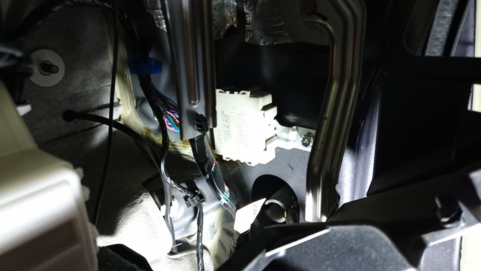 54. Установка автокорректора фар — Mitsubishi Outlander XL, 2,4 л, 2008 ...