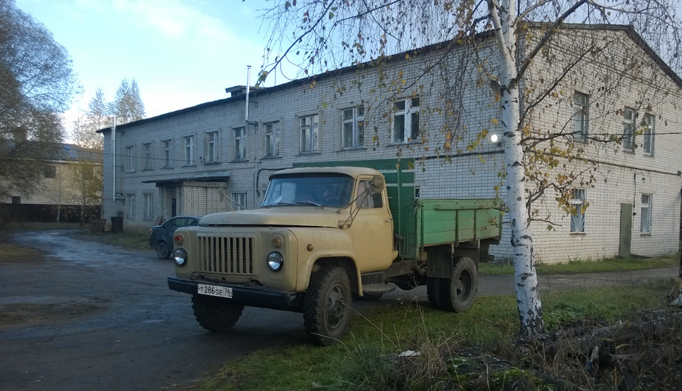 ГАЗон у здания родной ветстанции — GAZ 53