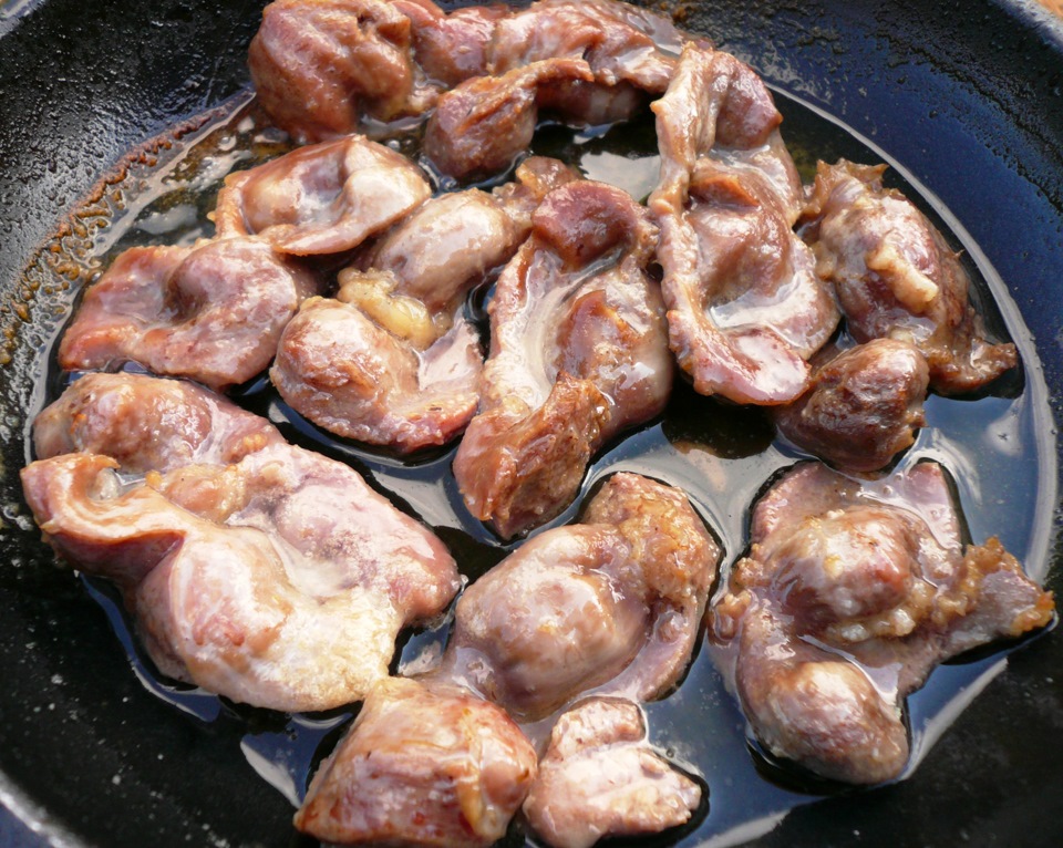 Куриные желудки жареные с луком на сковороде рецепт с фото