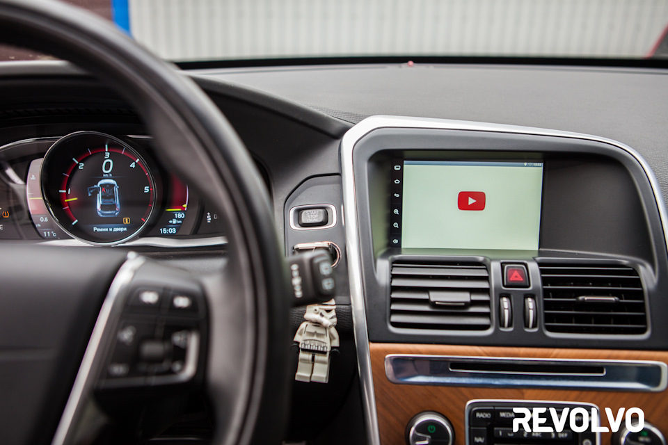Возможность просмотра любых видеоматерилов на YouTube. Фильмы, мультфильмы, личные видеозаписи, забавные и смешные ролики, разнообразные видеоинструкции — все это доступно прямо на штатном оригинальном мониторе автомобиля (в том числе и в HD-качестве), благодаря современному мультимедийному центру AirTouch Performance. — Volvo XC60 (1G)