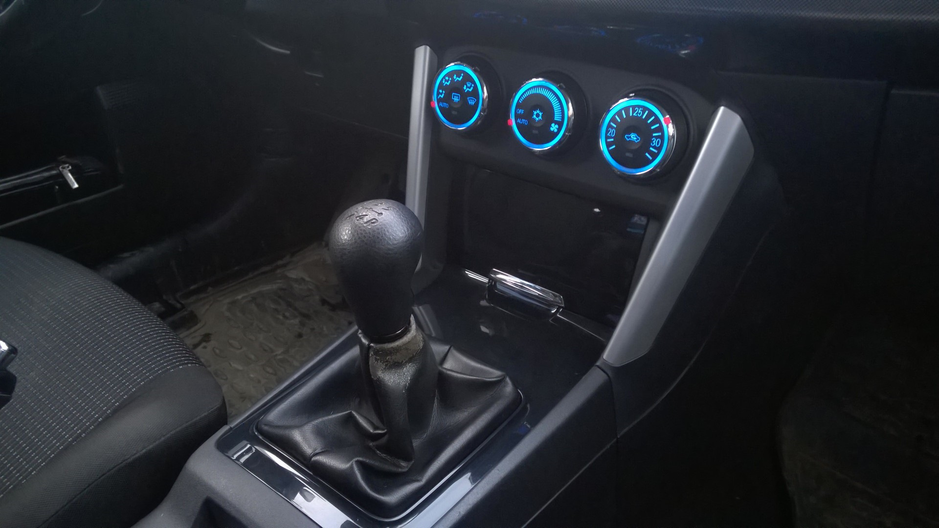 Ustanovil Konsol Klimata 2016 17my Mitsubishi Lancer 1 8 L 2008 Goda Na Drive2