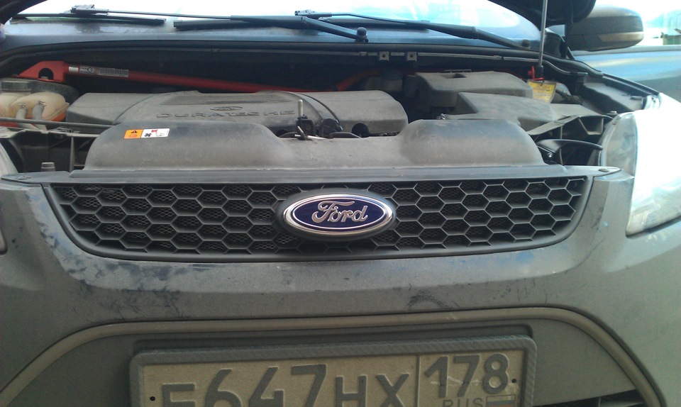 Верхняя решётка от ST + светящийся значок. — Ford Focus II Sedan, 2 л ...