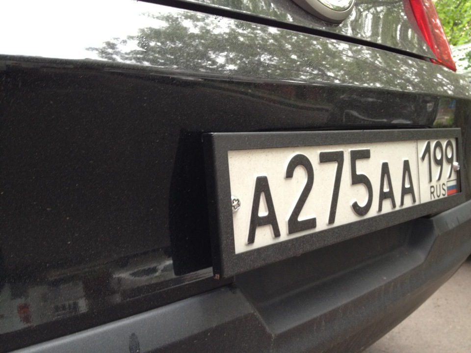 крепление госномера на автомобиль. рено логан 2012 рамка номерного знака. установка грз/рамок грз. кронштейн для номера автомобиля. установка гос номера.