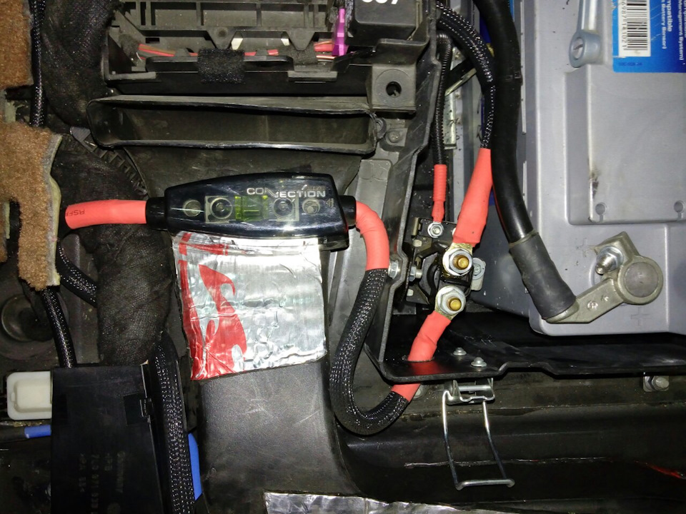 Вторая акб порш каен. Аккумулятор порше кайен. Акб на кайен 958. Cayenne 955 аккумулятор. Зарядка аккумулятора порше кайен 958.