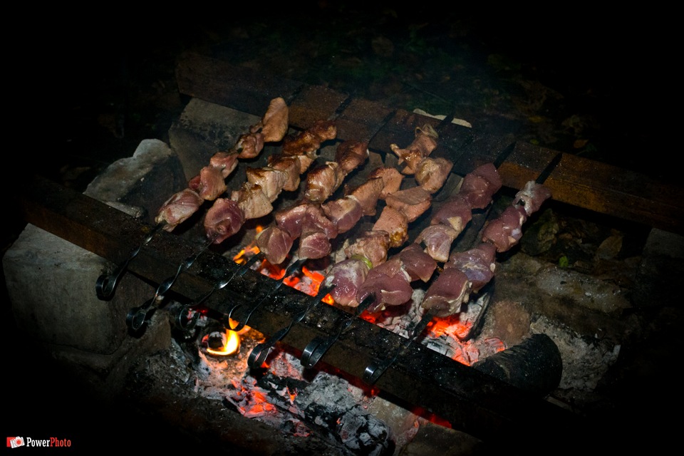 Шашлык ночью. Мясо для шашлыка. Шашлык вечером на мангале. Шашлык вечером. Шашлык на мангале ночью.
