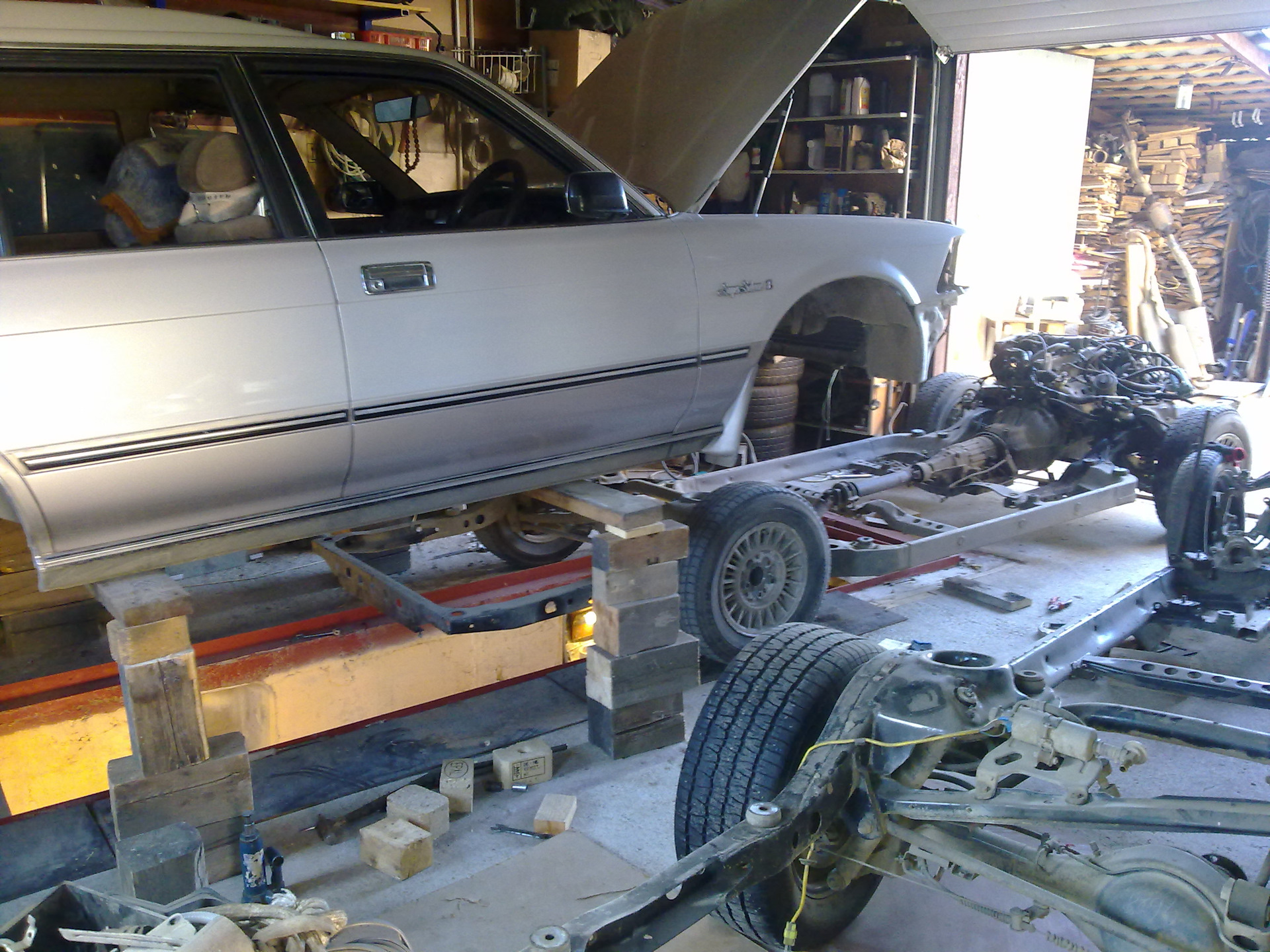 Два солдата из стройбата, заменяют… — Toyota Crown Wagon (S130), 2 л ...