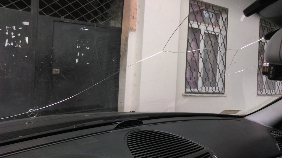 Замена треснувшего лобового стекла — Mercedes-Benz E-class (W211), 5 л ...