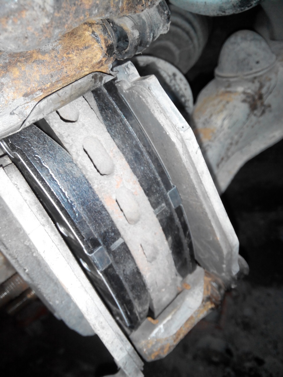 Поменял колодки, заменя поршня в суппорте — Hyundai Galloper, 2,5 л ...