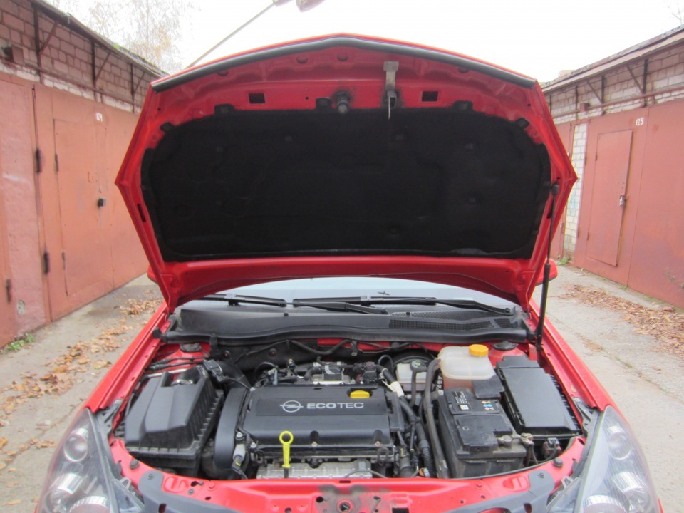 Капот опель вектра с. Шумоизоляция капота Opel Astra h GTC. Открытый капот Opel Astra h.