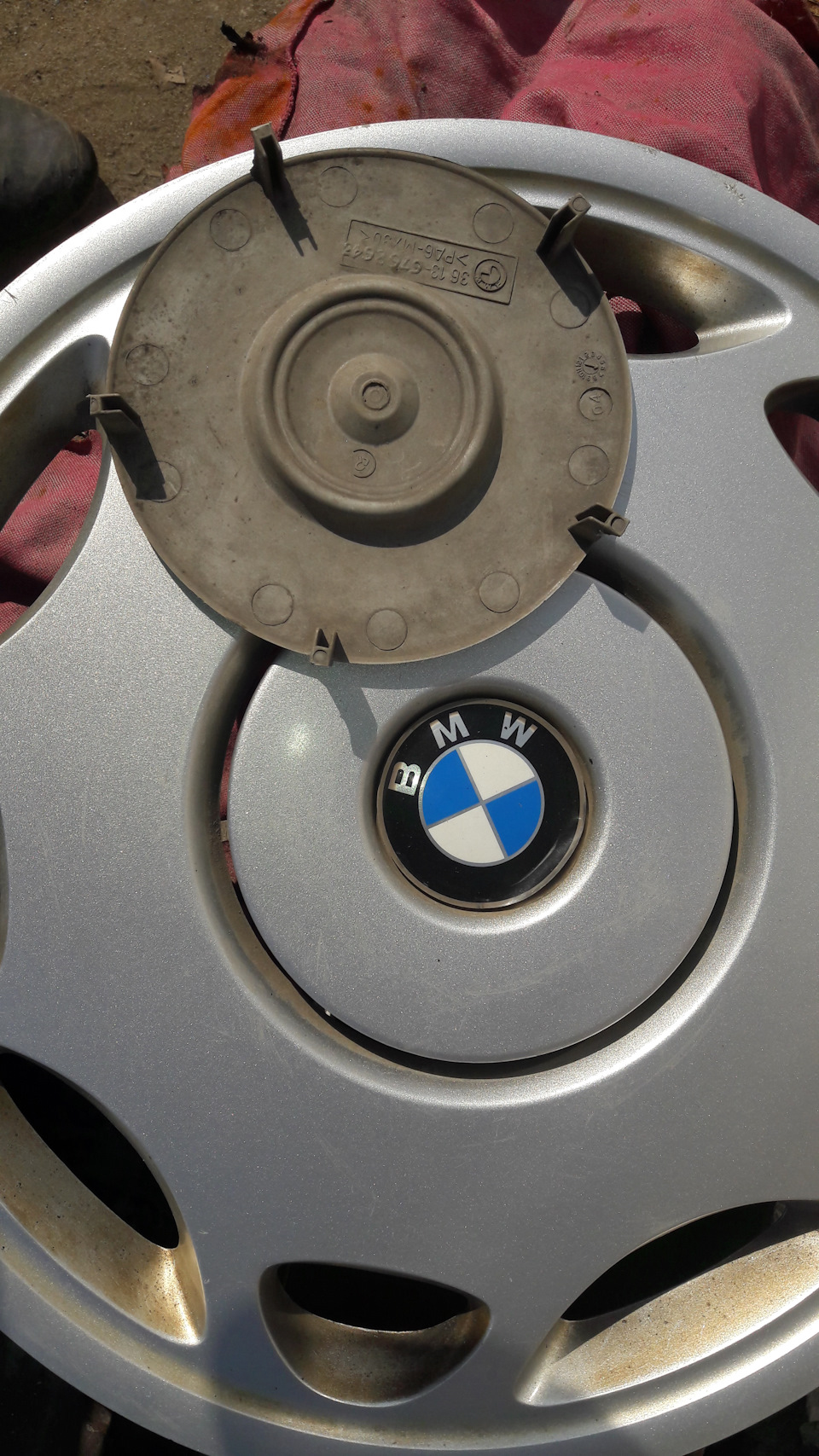 Е колпаков. Колпаки е36. Колпаки литых дисков BMW Alpina. Диск БМВ е36 м3 колпак ступицы. Колпаки на диски Альпина на БМВ.