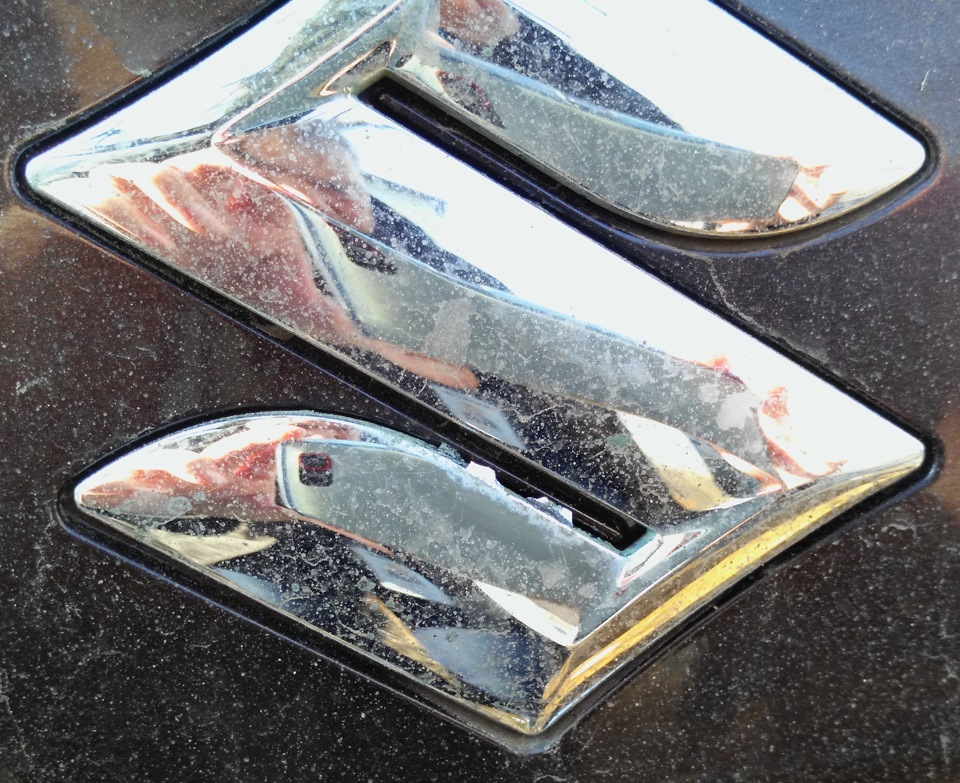 Отслоилось покрытие на эмблеме Suzuki на пятой двери. — Suzuki SX4 (2G ...