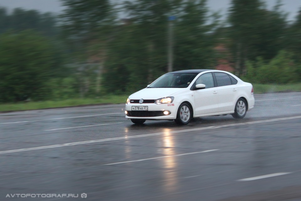 Р‘РµР»С‹Р№ VW Polo sedan gt