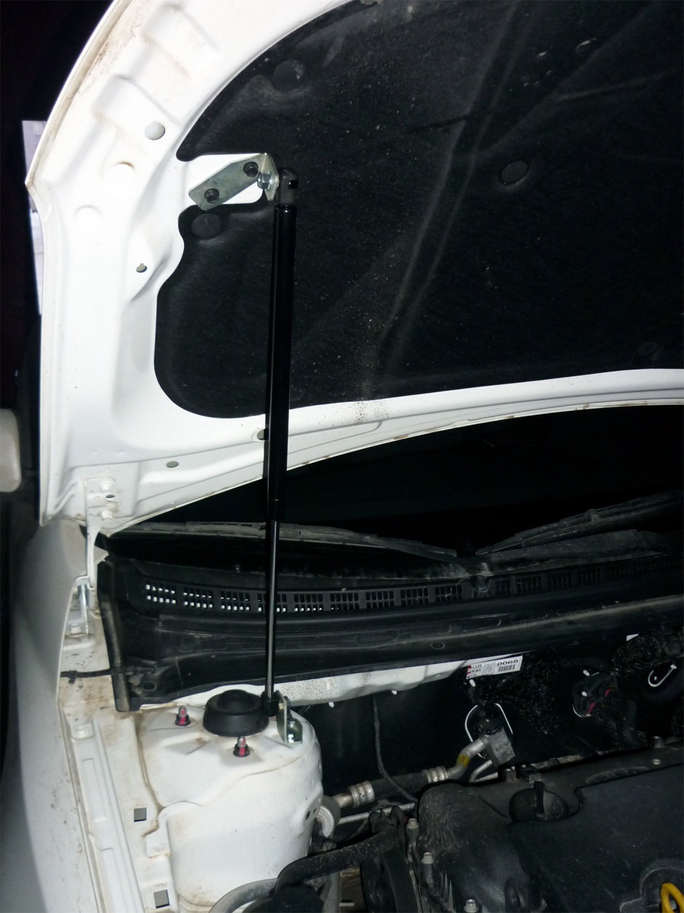 Газовый упор капота — KIA Cerato (2G), 1,6 л, 2012 года | запчасти | DRIVE2