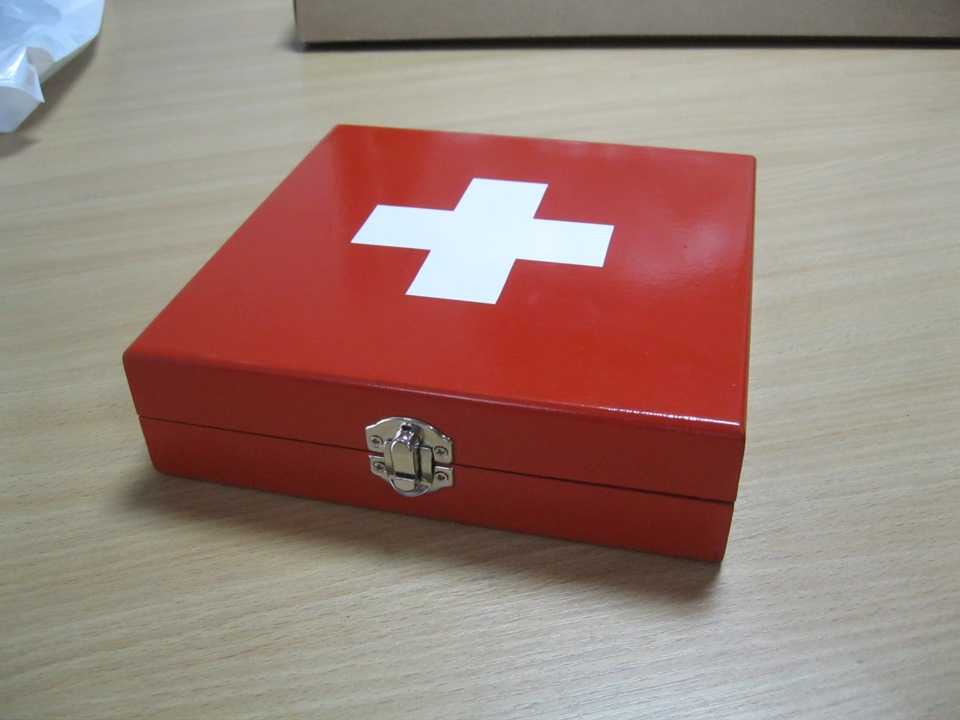 Аптечка первой помощи в пластмассовой коробке