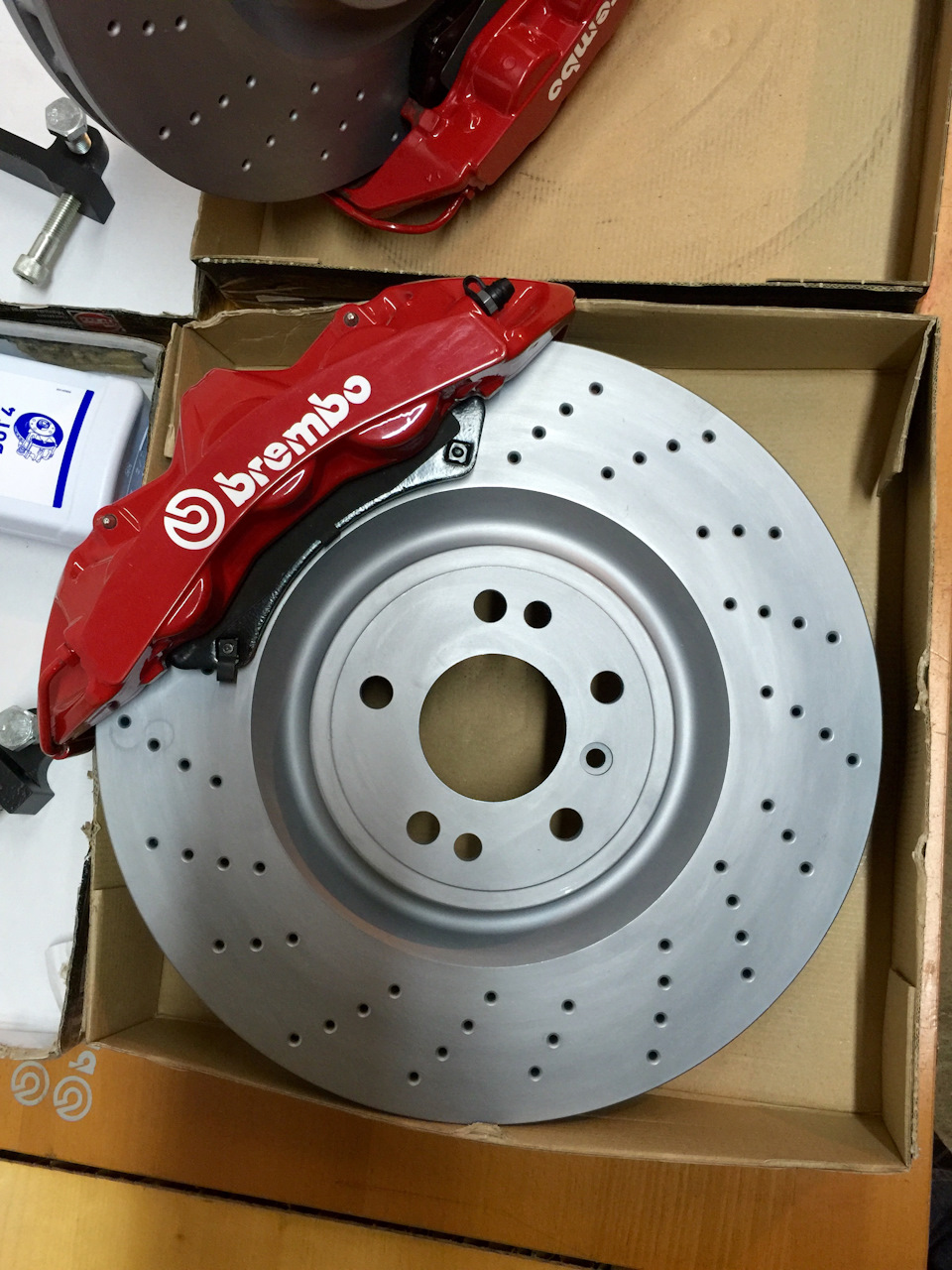 Тормоза Explorer Sport — перед. Суппорты Brembo. Ну и наконец весь пазл ...