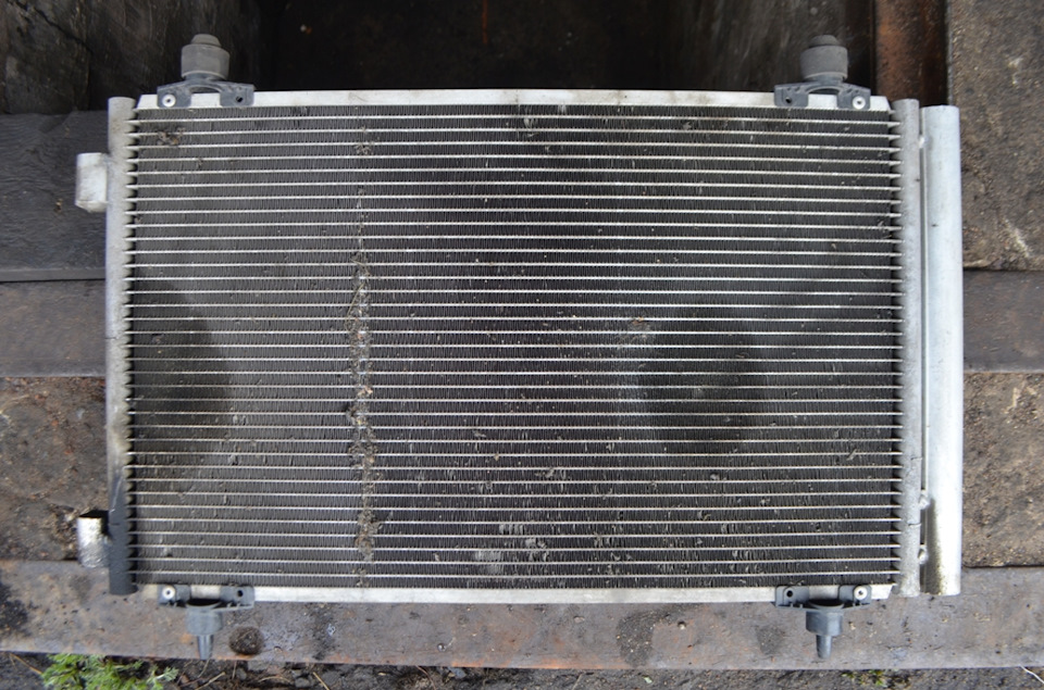 дырявый радиатор извлечен, видны два места утечки фреона — Citroen C8