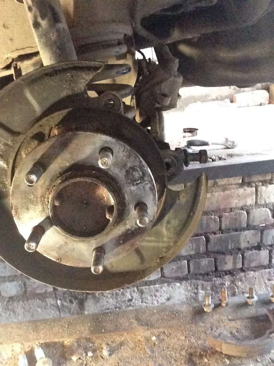 Замена ушастых сайлентблоков + колодки ручника. — KIA Magentis II, 2 л ...