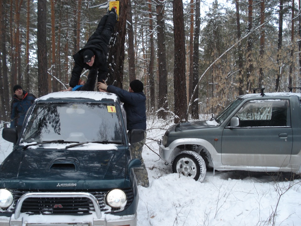 Mitsubishi Pajero Mini в Снежном лесу.