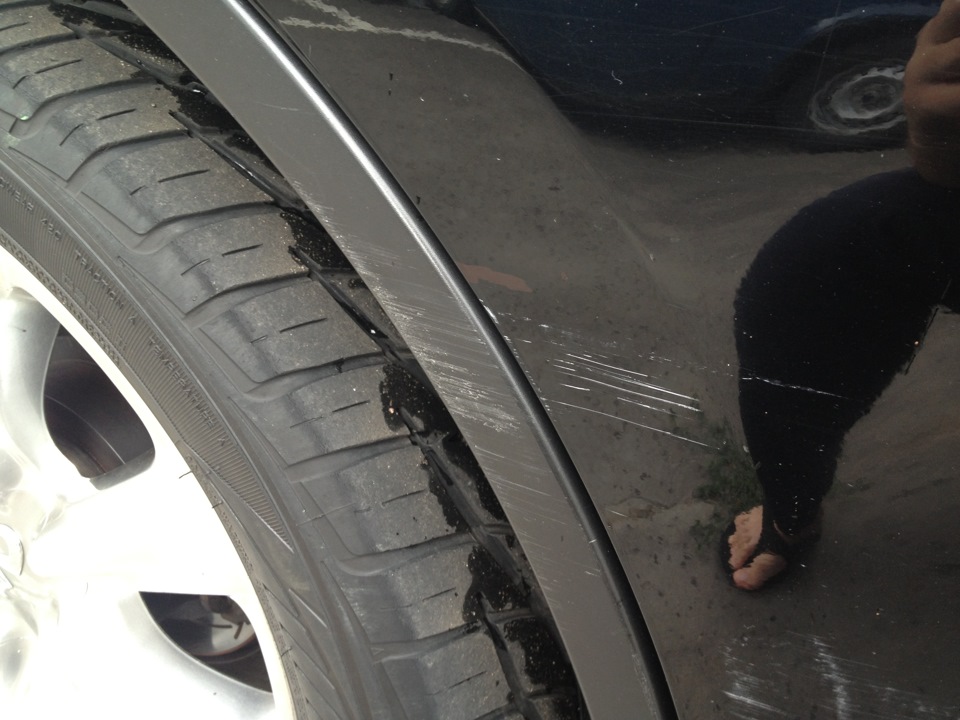 Притерли задний бампер. Притерли крыло машины над колесом пластик ,он выпуклый. Царапина на машине. Царапина на машине. Притер бампер на парковке.