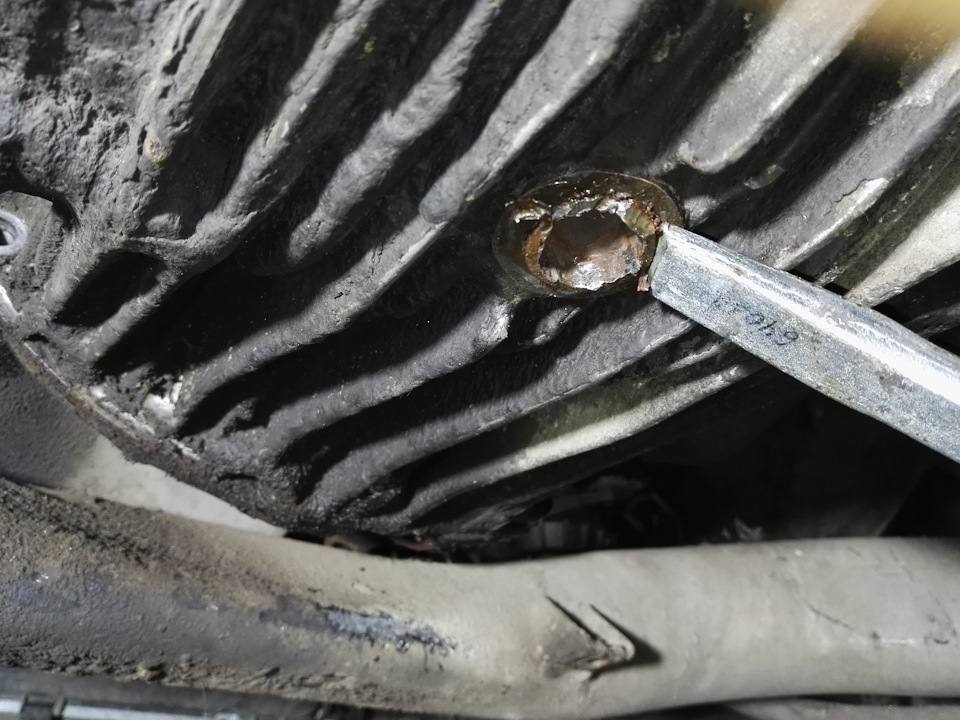 Тут уже до меня дошло, что надо бы обстучать вот таким макаром со всех сторон. — Audi 100 Avant (C4)