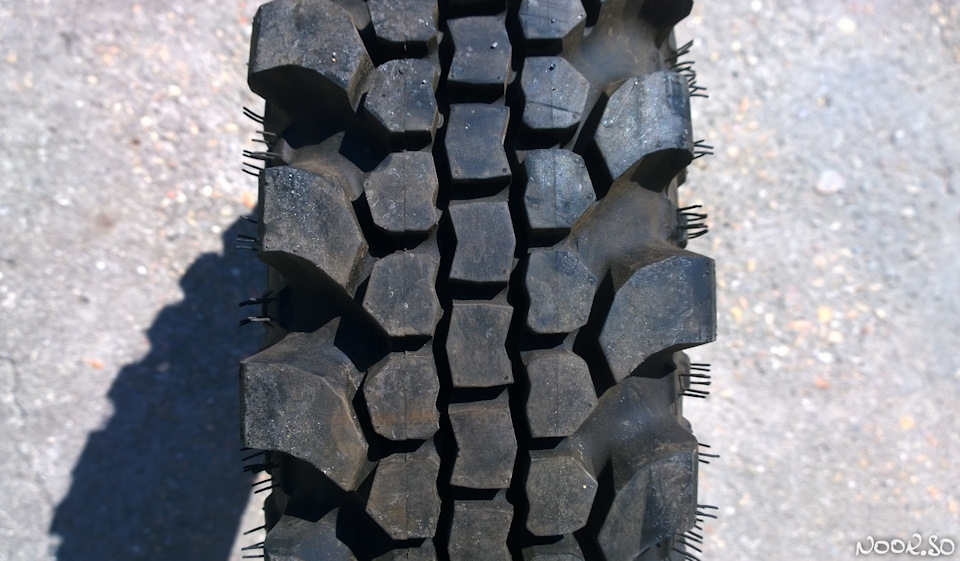 Для нивы simex extreme trekker. 16208fes 960. Для нивы simex extreme trekker фото. Для нивы simex extreme trekker-16208fes 960. картинка Для нивы simex extreme trekker. картинка 16208fes 960. Пару месяцев назад я еще не определившись окончательно, что готов к 31" колесам купил Simex Extreme Trekker 29-7.5-16. В традиционном для нас метрическом размере это 195/80R16. Индекс нагрузки 98 указывает, что максимальная нагрузка на колесо может быть до 750кг, а максимальная скорость — 140км/ч о чем свидетельствует индекс N. Это, наверное, самые большие колеса, которые может переварить родная трансмиссия джимника. А еще это наверное самая маленькая шина Экстрим класса из именытых производителей. Следующие за ней уже начинаются от 31 дюйма.