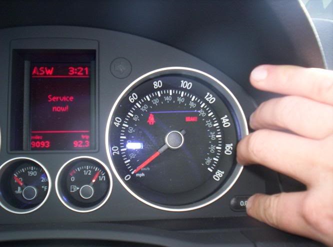 Срок службы фольксваген. Индикатор пробега Tiguan 2. Ошибки на дисплее Фольксваген поло. ESP VW Passat b6. Пассат б6 прочерки на одометре.