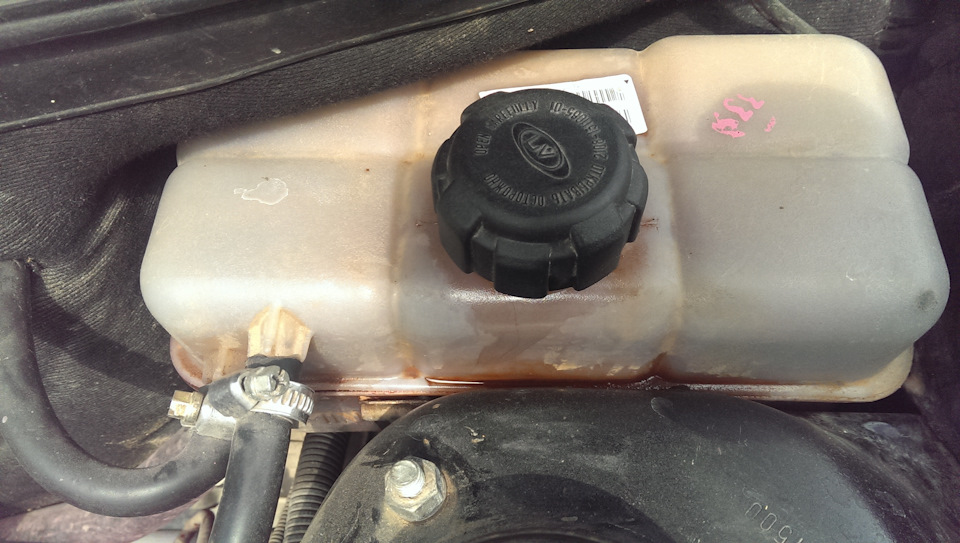 Течь из под крышки расширительного бачка. — Lada Приора хэтчбек, 1,6 л ...