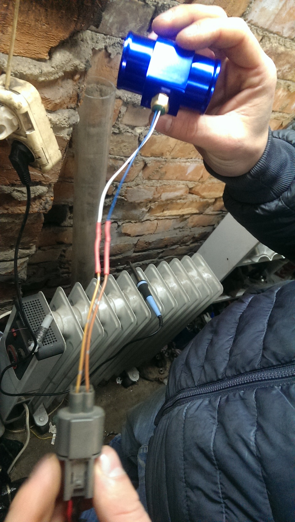 Установка дополнительного датчика. Установка дополнительного датчика температуры охлаждающей жидкости. Дополнительный датчик 2109. Установка дополнительного датчика. Установка дополнительных датчиков.