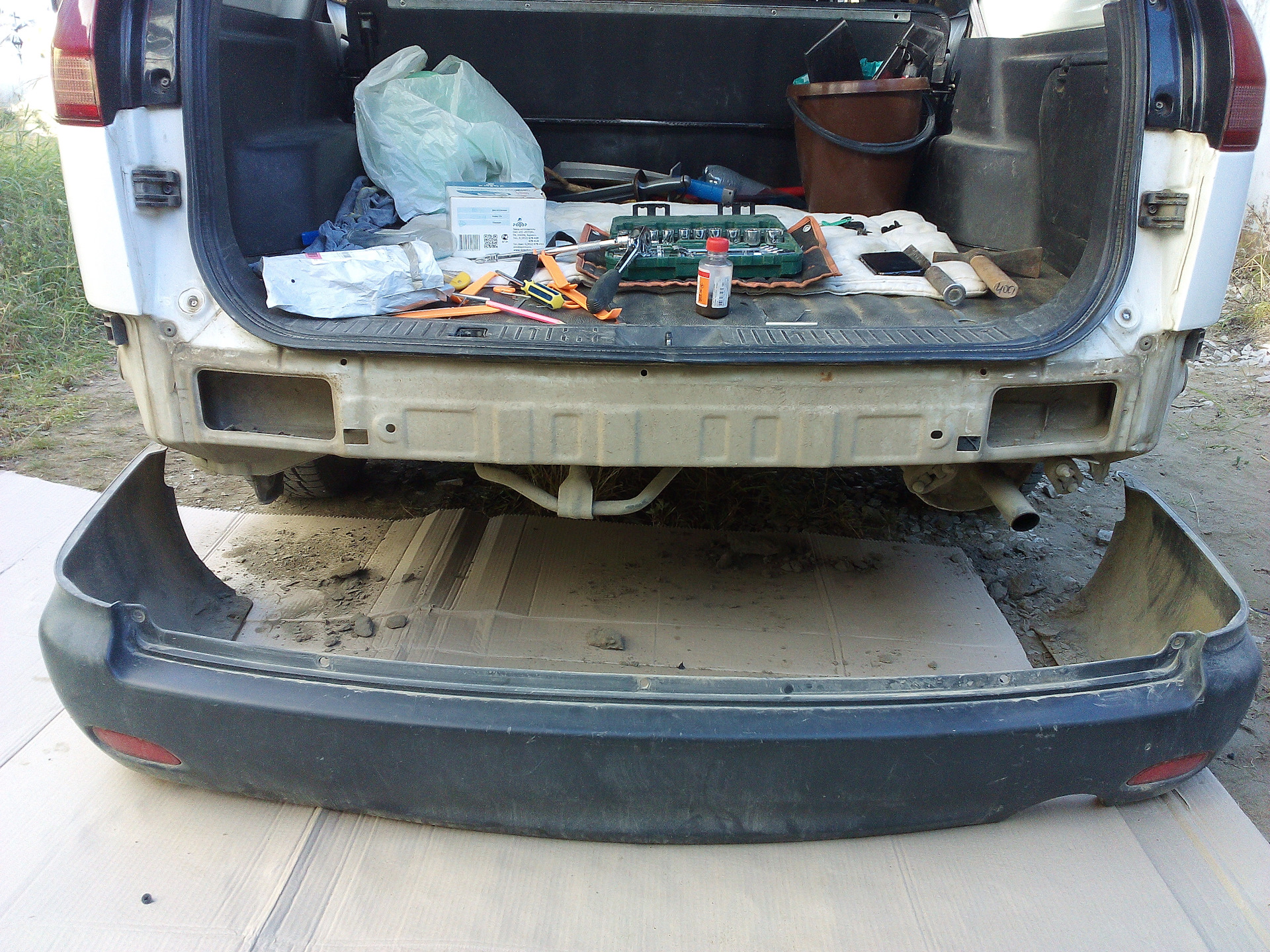 Бампер задний uaz хантер 2016. Крепление переднего бампера ваз 2110. Крепление заднего бампера kia spectra. Установка заднего бампера. Снятие заднего бампера touareg nf.