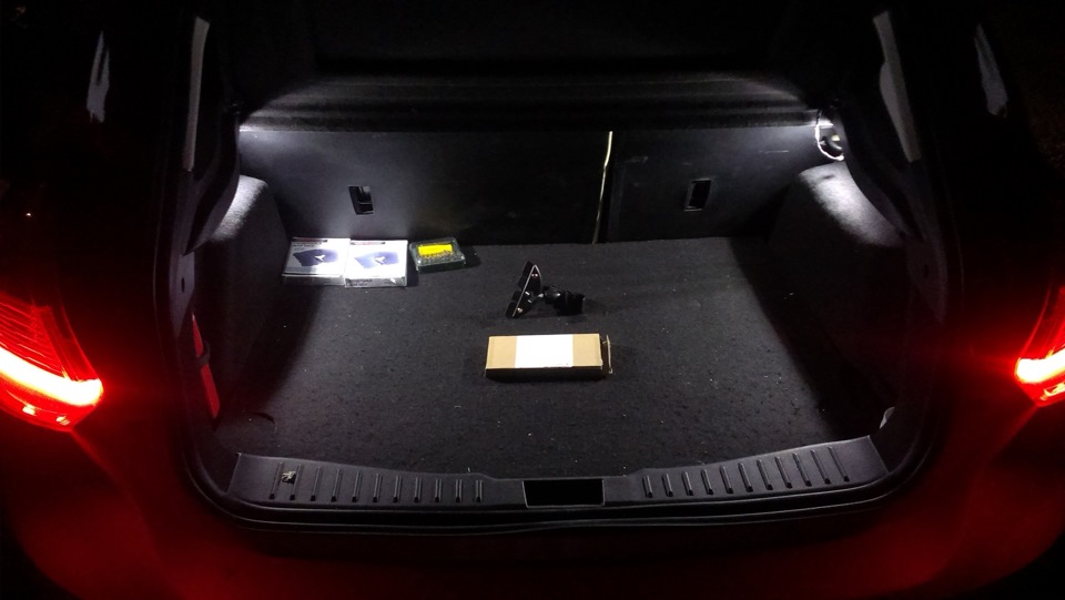 Подсветка багажника фокус. Подсветка багажника 221 Мерседес. Подсветка багажника Форд фокус 2 седан. Подсветка багажника w209. Подсветка багажника Мерседес е211.