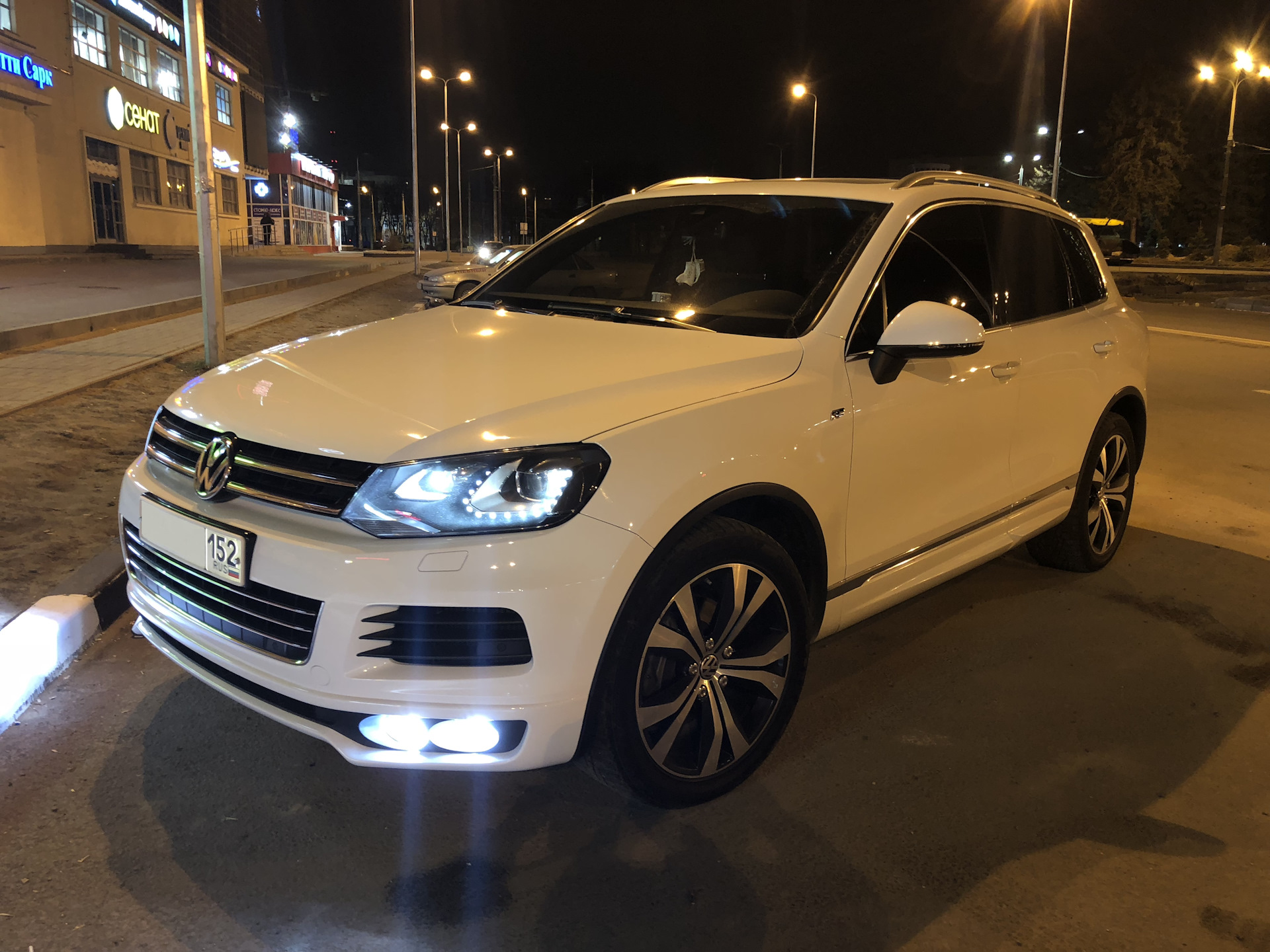 Туарег волгоград. Фольксваген Туарег 2013 белый. Volkswagen Touareg 2 r-line. Volkswagen Touareg 2013 r line. Туарег 2013 белый.