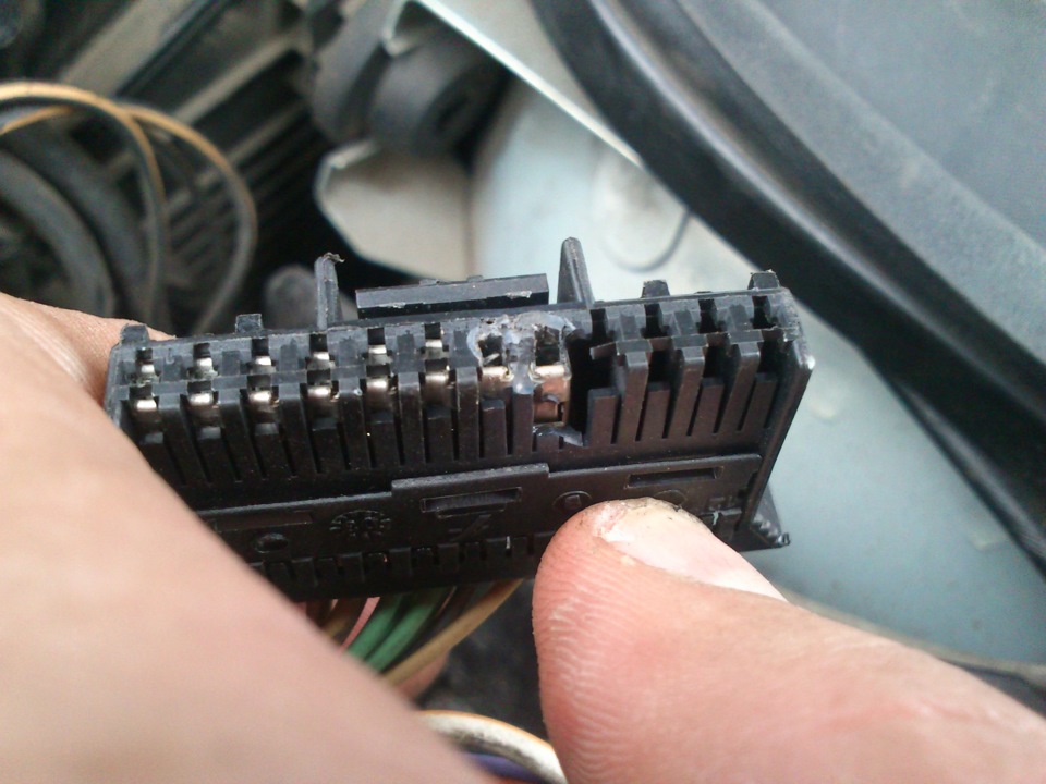 Разъем печки меган 2. Разъем печки рено меган 2. Разъем вентилятора отопителя рено меган 2. Радиатор отопителя на меган 2 и флюенс. Перестала работать печка рено меган 2.