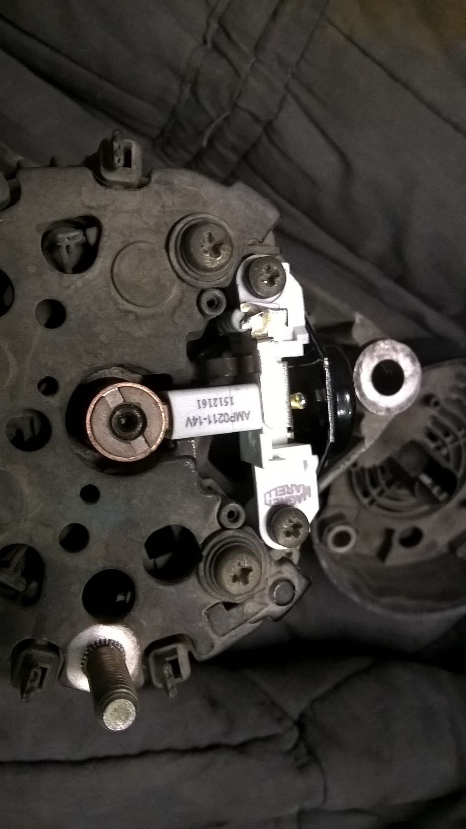 вот так смотрится новый регулятор на стареньком, возможно родном генераторе — Mercedes-Benz C-Class (W202). Запчасти на фото: AMP0211