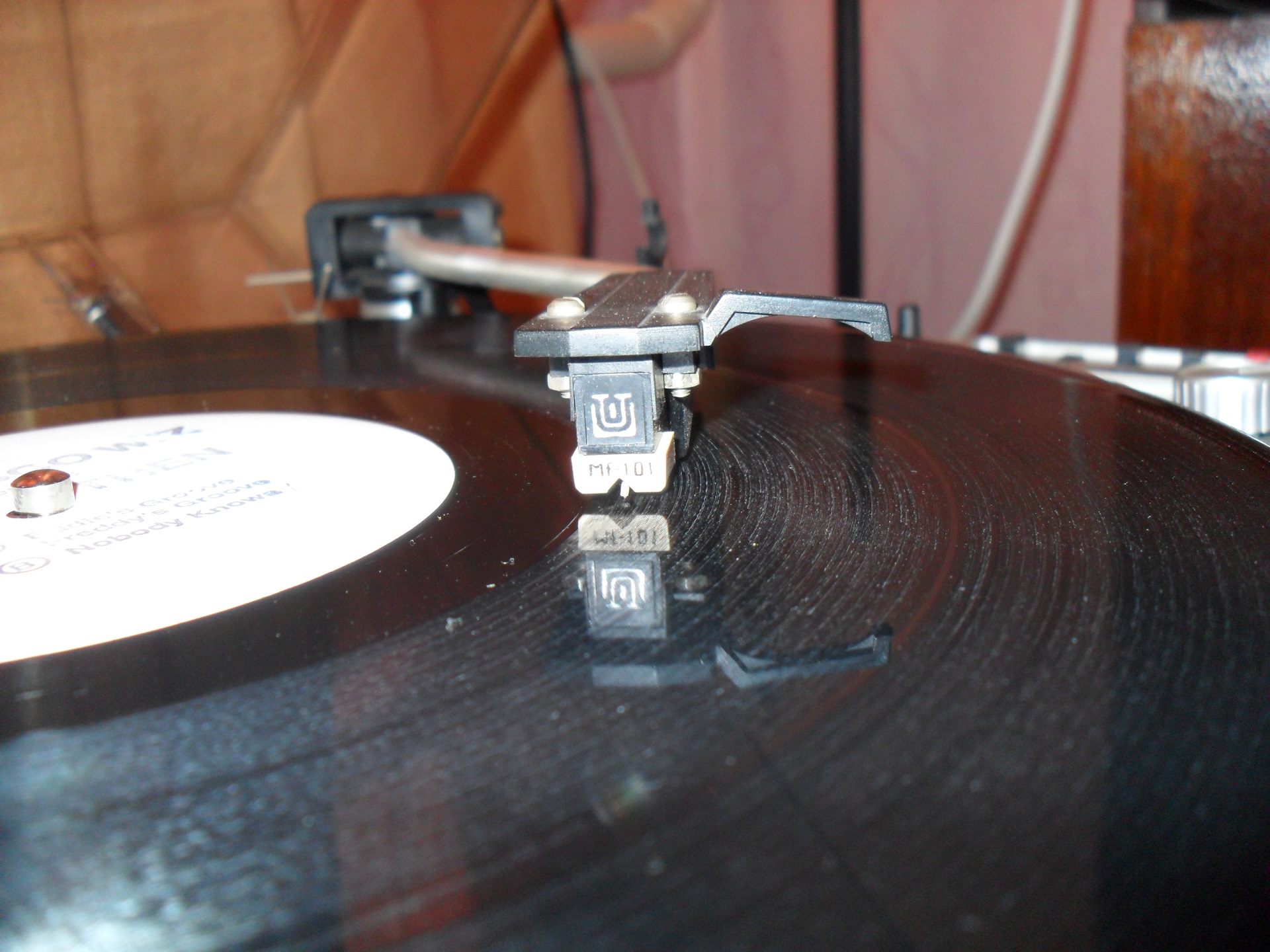 Как правильно заменить иглу на виниловом проигрывателе