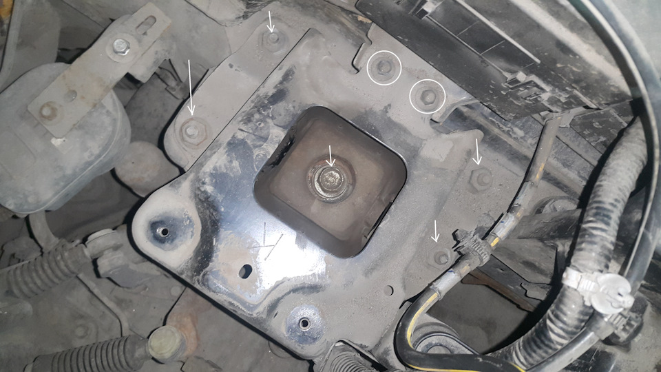 Центральный болт не трогаем — он держит коробку (!). Откручиваем 4 гайки на 17 мм и два болта на 10 мм (ими крепится блок предохранителей). — Mazda 3 (1G) BK