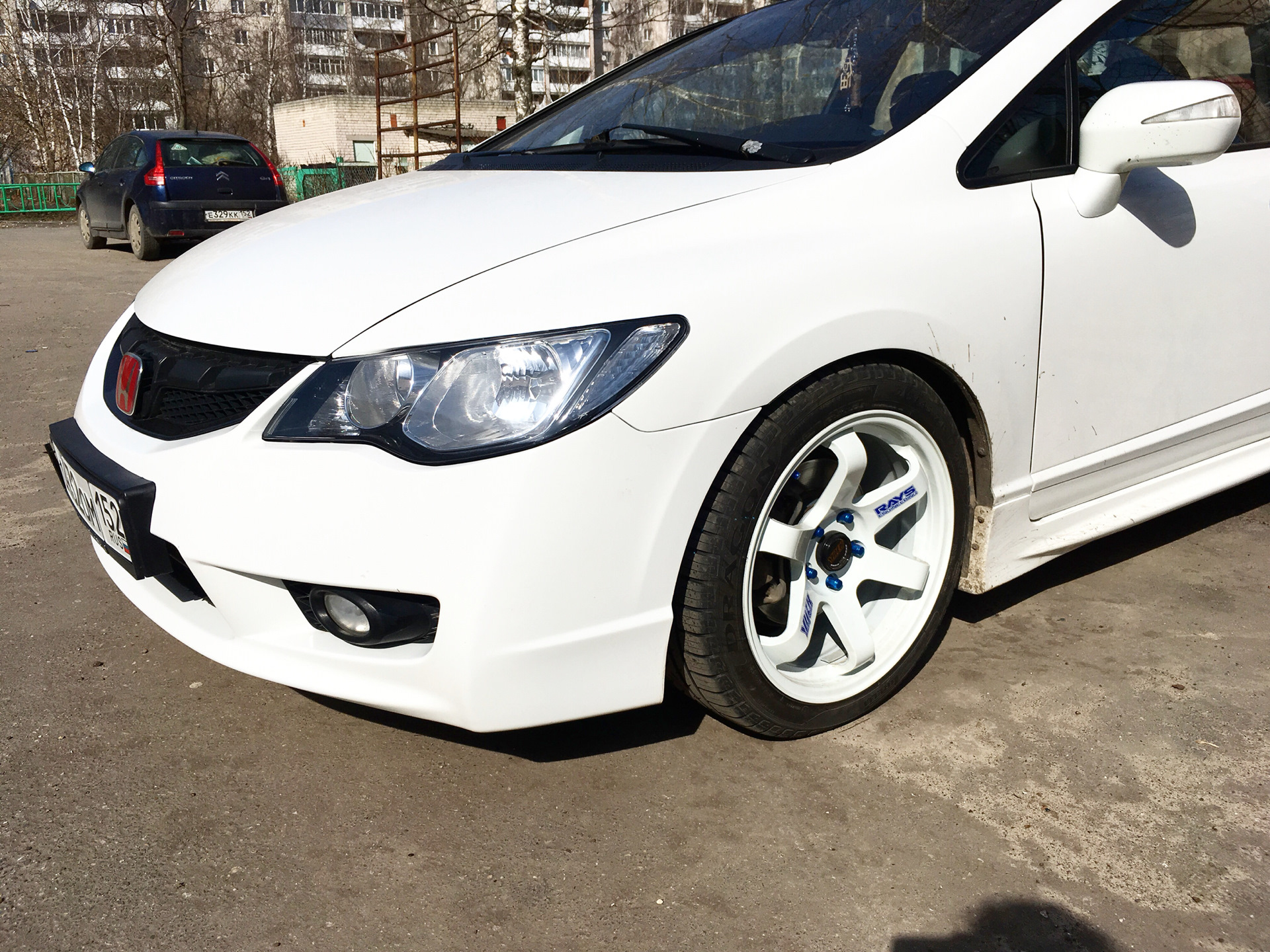 Белого 19. Honda Civic 4d белый. Honda Civic 4 белый. Белый Хонда Цивик 4д на 17 колесах. Хонда Цивик белая на 17 дисках.