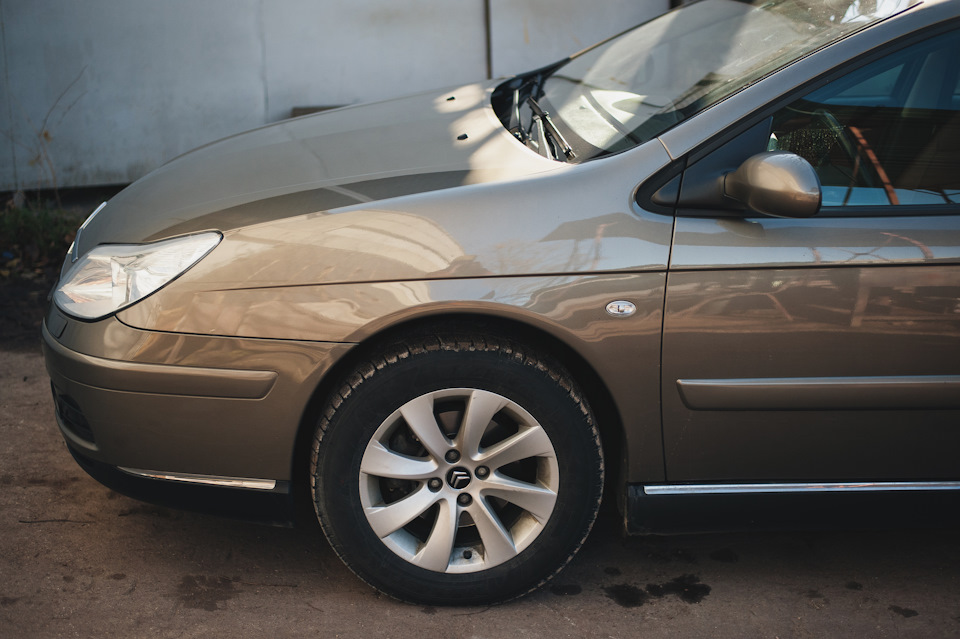 Вы не подумайте (то что я написал про сколы и прочее) — в целом Ситро очень даже блестит и бодрее всех бодрых))) — Citroen C5 (1G)