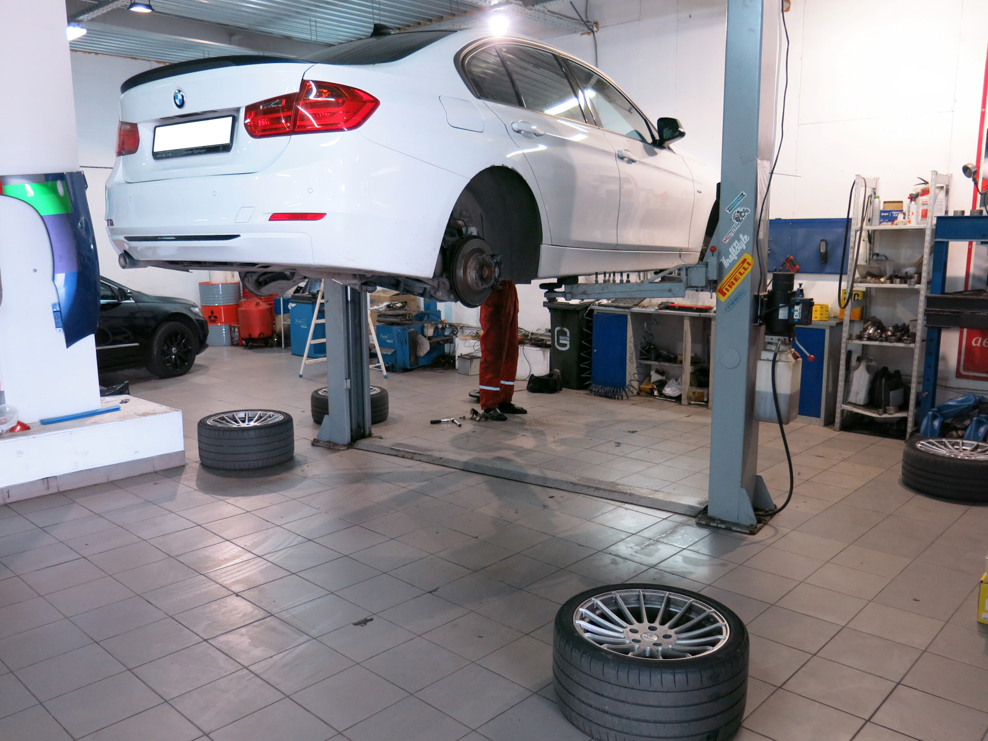 Меняем тормозные диски и колодки на BMW 3 series sedan. — KraftStyle на ...