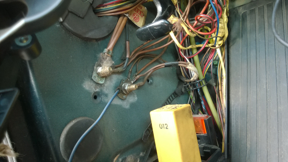 Болты с клеммами массы — Audi 100 (C4)